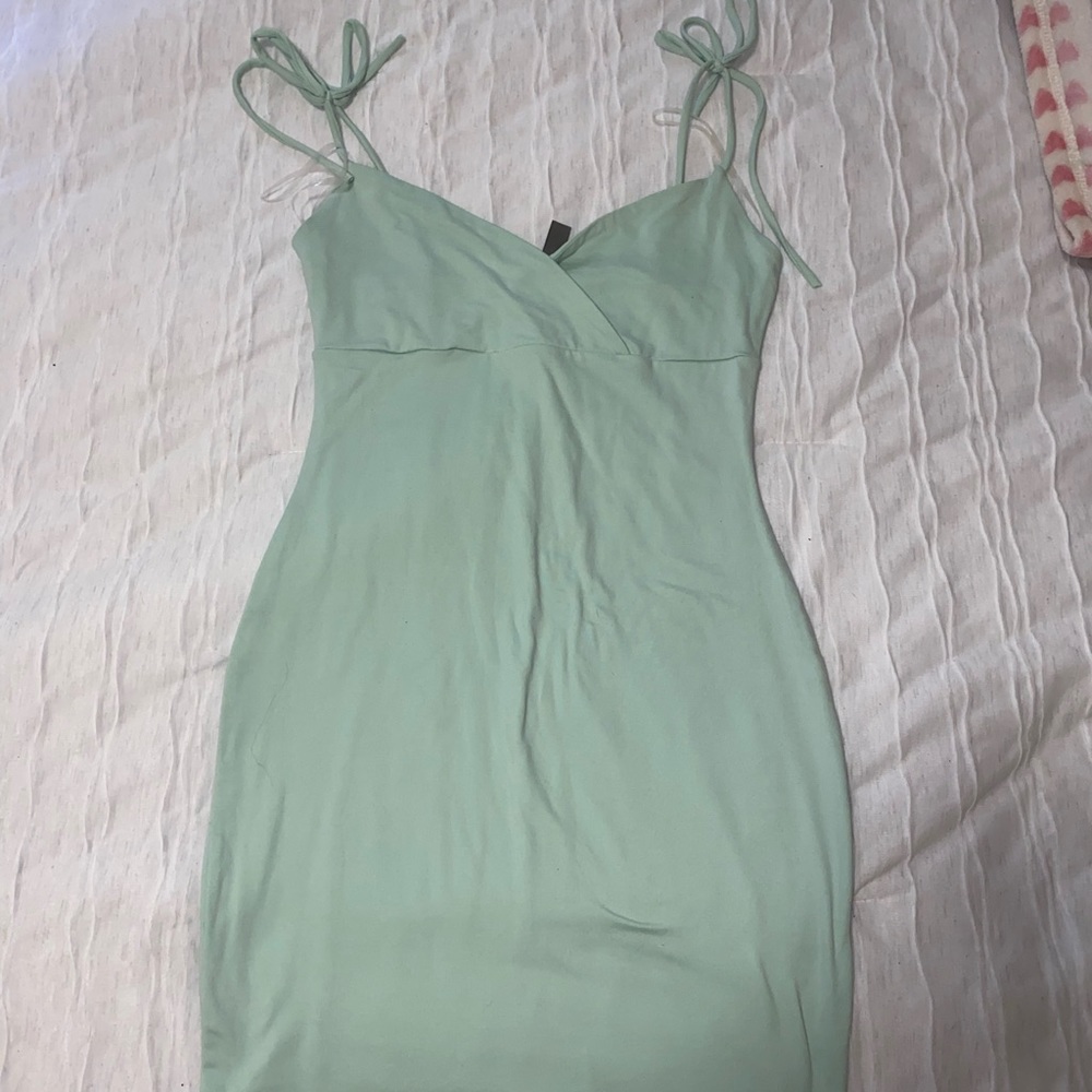 MINT MID DRESS // Size: Medium // Never been used // color: Pastel mint